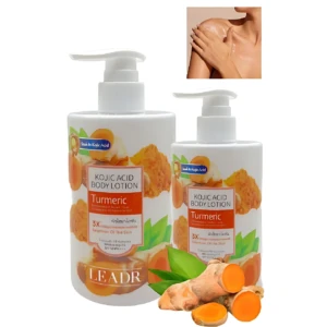 Set de dos botellas de loción corporal con ácido kójico y turmeric, presentadas en blanco con detalles naranjas y verdes. Incluye de raíz de cúrcuma y muestra de aplicación en piel.