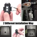 Luz estroboscópica recargable negra con soporte ajustable, mostrada en dos formas de instalación: sujeta a espejo lateral y montada en guardabarros trasero.
