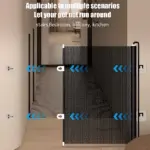 Malla retráctil negra con sistema de cierre magnético, instalada en puerta interior de casa; incluye soportes adhesivos blancos visibles en paredes laterales.