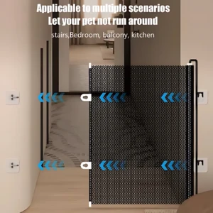Malla retráctil negra con sistema de cierre magnético, instalada en puerta interior de casa; incluye soportes adhesivos blancos visibles en paredes laterales.