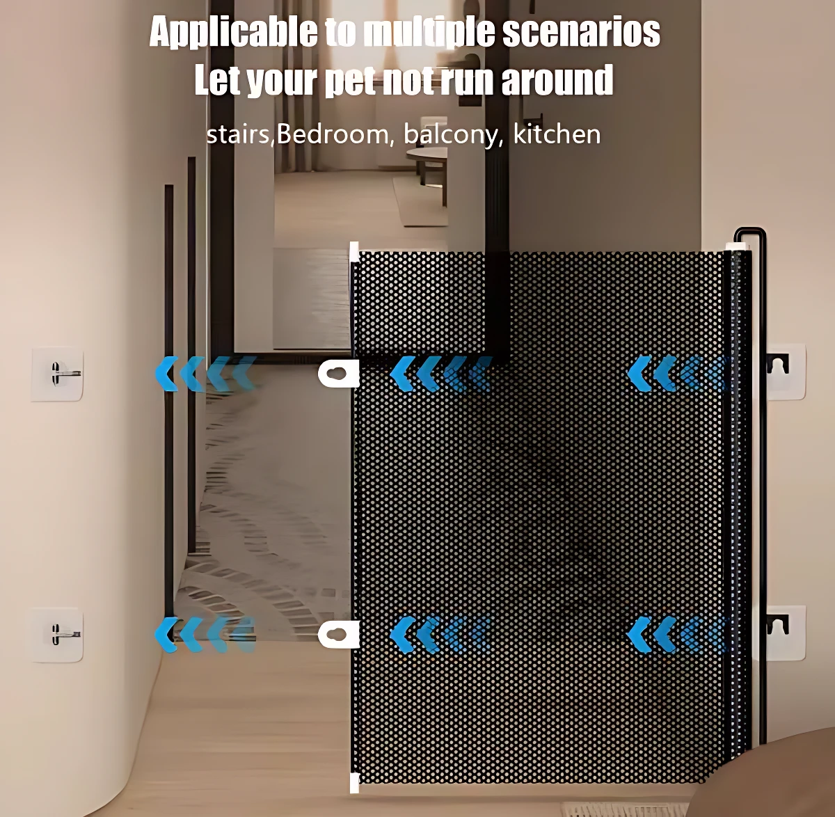 Malla retráctil negra con sistema de cierre magnético, instalada en puerta interior de casa; incluye soportes adhesivos blancos visibles en paredes laterales.