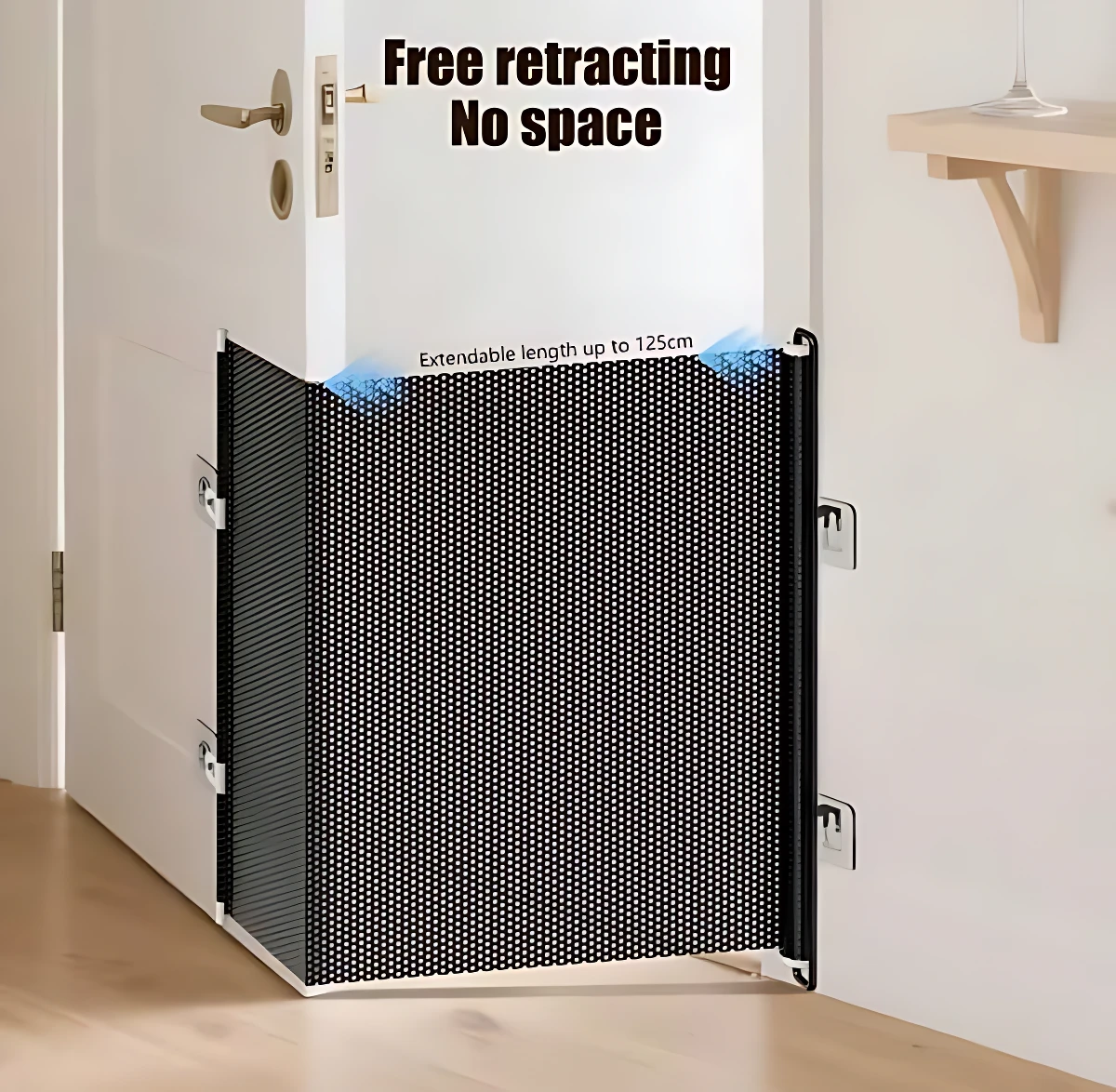 Malla retráctil para puertas en color negro, con estructura de malla perforada y sistema de extensión hasta 125 cm, instalada entre puerta y pared.