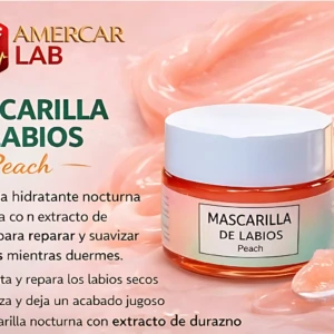Jarrita de mascarilla de labios Peach con extracto de durazno, tapa blanca y etiqueta clara, sobre fondo rosado con textura cremosa y trozos de fruta.
