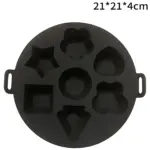 Molde de silicona negro circular con siete cavidades de formas variadas (estrella, cuadrado, corazón, flor, cono, círculo y nube), dimensiones 21x21x4 cm, con asas laterales para manejo seguro.