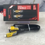Cable de carga 4 en 1 con 65W, color negro con detalles amarillos, mostrando conectores USB-C y USB-A, junto a su empaque con de los puertos.