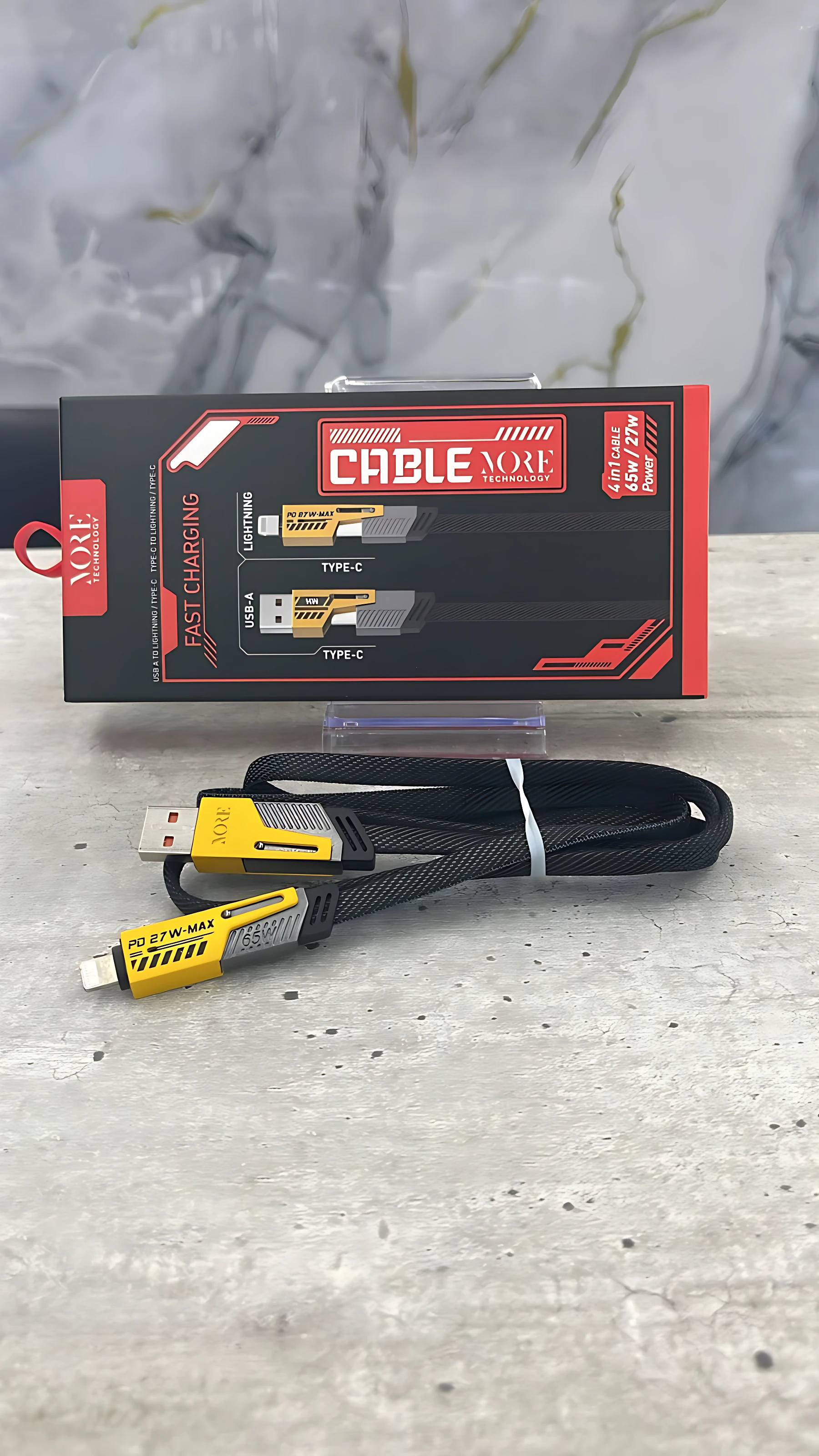 Cable de carga 4 en 1 con 65W, color negro con detalles amarillos, mostrando conectores USB-C y USB-A, junto a su empaque con de los puertos.