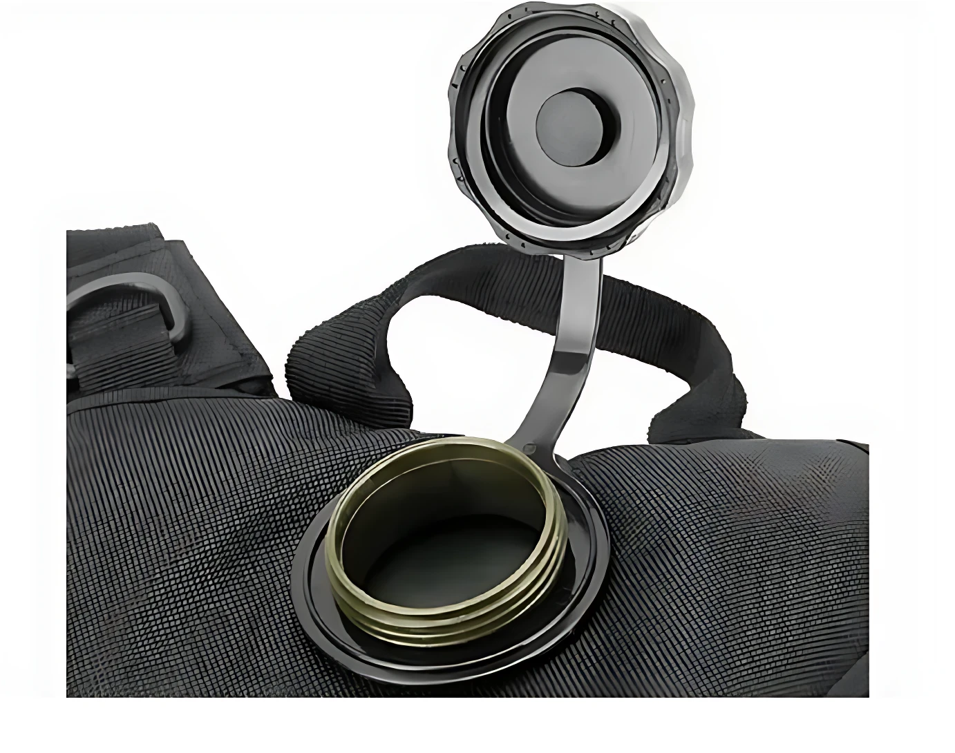 Mochila de hidratación de 2.5 litros con tapa abatible y sistema de conexión para botella, vista superior sobre tela negra texturizada.