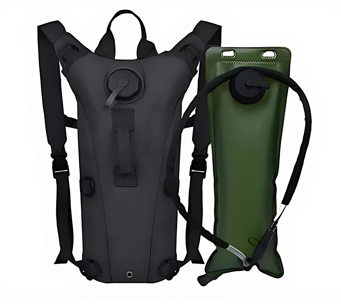 Mochila de hidratación de 2.5 litros en color negro con correa de manguera, vista frontal junto a su funda verde oliva.