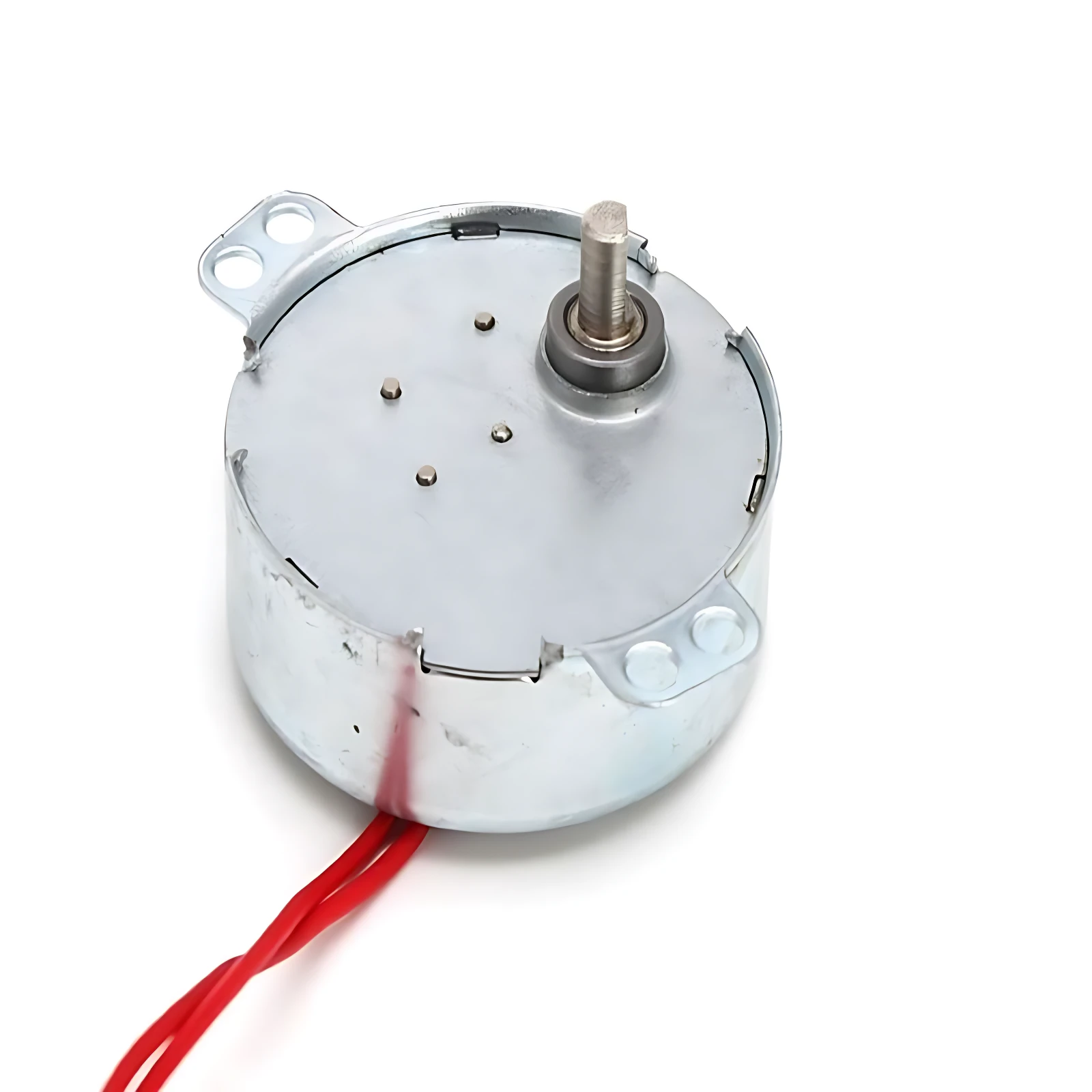 Motor síncrono metálico plateado con eje central, pestañas de montaje y cables rojos, ideal para rotación constante en incubadoras.