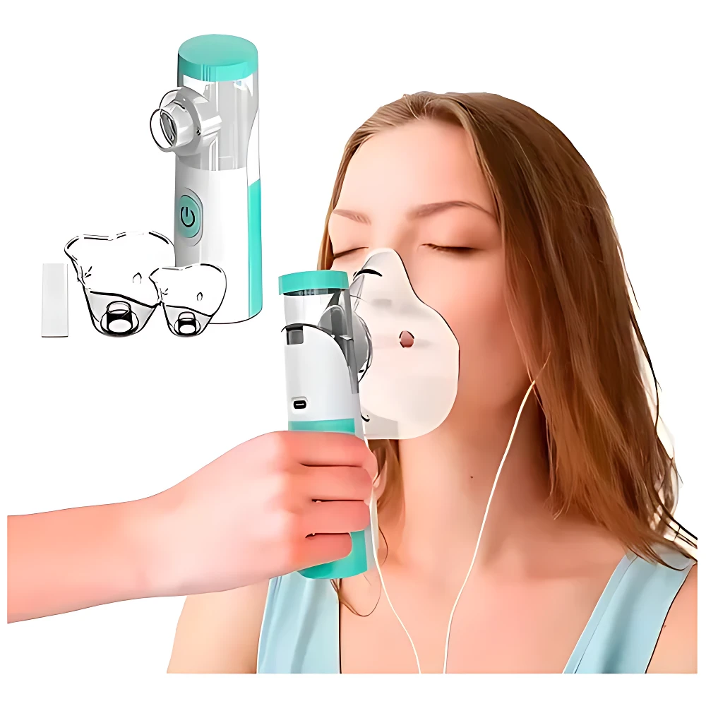 Mujer usando nebulizador inalámbrico recargable de color turquesa y blanco, con mascarilla facial conectada. Incluye repuestos visibles en la esquina superior izquierda.