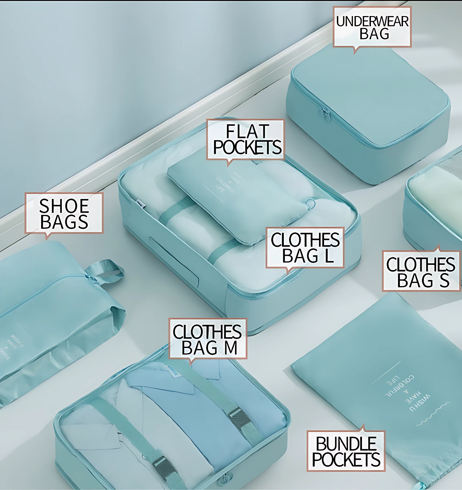 Set de siete organizadores de viaje en color azul claro, mostrando bolsas para ropa, calzado, ropa interior y compartimentos planos, dispuestos sobre superficie blanca con etiquetas descriptivas visibles.