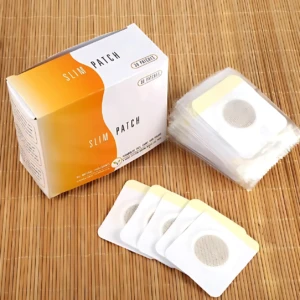 Caja de parches Slim Patch con corteza de torae, mostrando empaque blanco y naranja, tres parches individuales fuera y uno en blíster transparente sobre fondo de estera de bambú.
