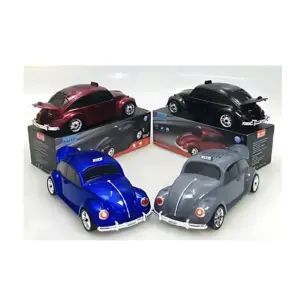 Cuatro parlantes carro en diseño retro de Volkswagen Beetle, disponibles en rojo, negro, azul y gris, con luces LED y detalles cromados.