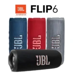 Cuatro parlantes JBL Flip 6 en colores azul, rojo, gris y negro, mostrando su diseño cilíndrico con textura de malla y logo frontal.