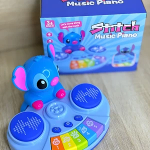 Piano musical Stitch azul con teclas de colores y botones, acompañado de su caja original. Ideal para niños mayores de 3 años.