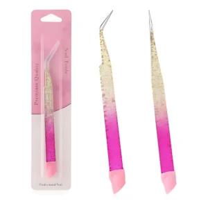 Dos pinzas de manicura con mango degradado rosa y dorado, punta curva para colocar gemas; una en empaque rosa con texto "Premium Quality", las otras dos sueltas al lado.
