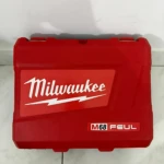 Caja roja de almacenamiento para herramientas inalámbricas Milwaukee, modelo M68 FEUL, con logotipo visible y diseño robusto.