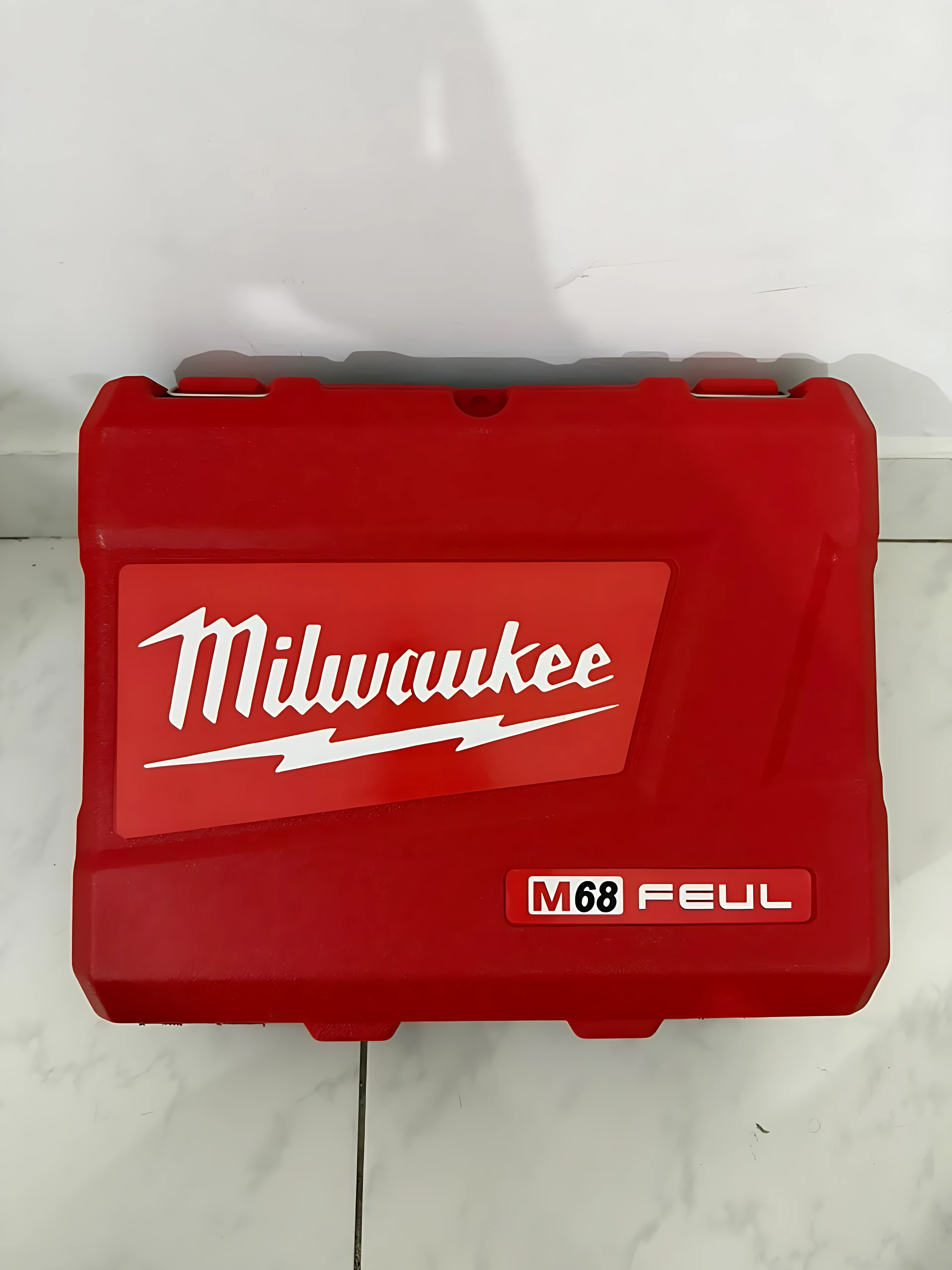 Caja roja de almacenamiento para herramientas inalámbricas Milwaukee, modelo M68 FEUL, con logotipo visible y diseño robusto.