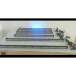 Cinco barras LED Raptor de 18 pulgadas en negro, dispuestas en fila sobre superficie blanca, con cables y conectores visibles; una barra encendida emite luz azul.