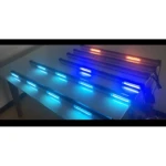 Cinco barras LED Raptor de 18 pulgadas en tonos azul y rojo, montadas sobre una superficie metálica, mostrando su diseño secuencial y estroboscópico para uso vehicular.