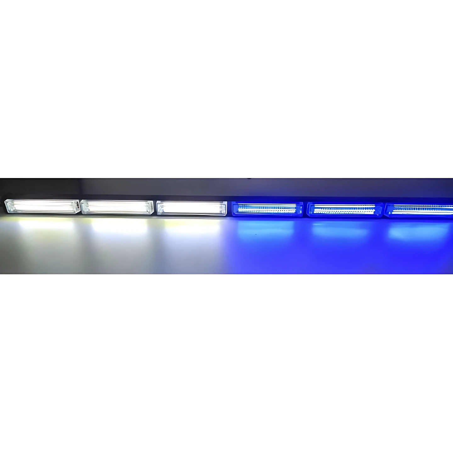Barra secuencial estroboscópica LED Raptor de 18 pulgadas, con luces blancas y azules activas, montada en superficie oscura.