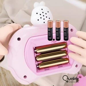 Pop It electrónico rosa con luces y sonidos, mostrando compartimento abierto con pilas AA y base de almacenamiento para baterías.