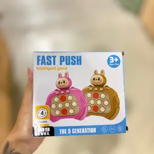 Caja de juego electrónico rápido tipo push con diseño de Labubu en colores rosa y marrón, enfocado en destreza y reflejos para mayores de tres años.