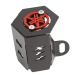 Protector bomba freno trasero Xtz 250 en acero inoxidable, color negro con detalles rojos, diseño hexagonal con ranuras decorativas y soporte de montaje lateral.