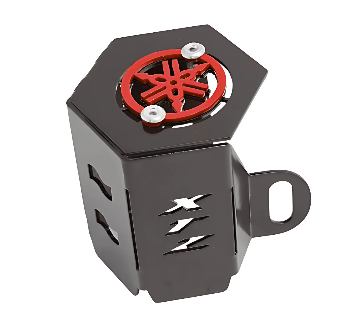 Protector bomba freno trasero Xtz 250 en acero inoxidable, color negro con detalles rojos, diseño hexagonal con ranuras decorativas y soporte de montaje lateral.