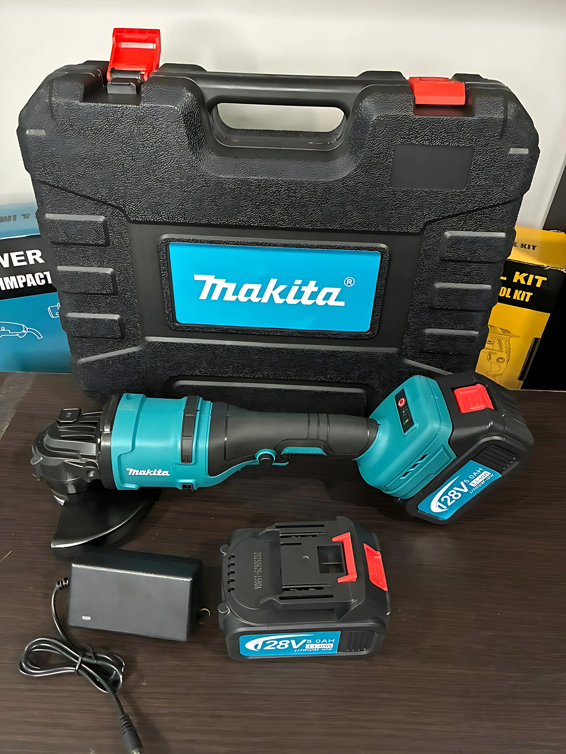 Pulidora angular inalámbrica Makita de 128V, color turquesa y negro, con batería, cargador y estuche de transporte.