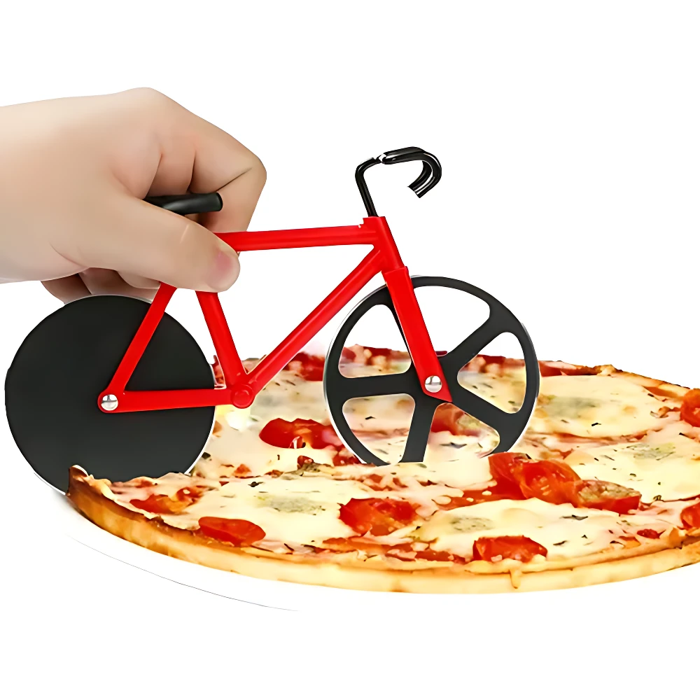 Cortador de pizza en forma de bicicleta roja con ruedas negras, siendo usado sobre una pizza de tomate y queso.