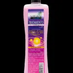 Botella rosa de 750 ml de tratamiento capilar con keratina y argán, etiqueta con diseño de sol y espirales, fondo negro.