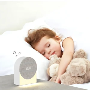Reloj despertador inteligente blanco con pantalla digital mostrando 10:30, emitiendo luz nocturna suave sobre mesa de noche, acompañado de niña durmiendo abrazando peluche.