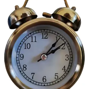 Reloj despertador vintage de latón con dos campanas y manecillas negras, mostrando las 1:10. Incluye iluminación nocturna y diseño clásico con acabado brillante.