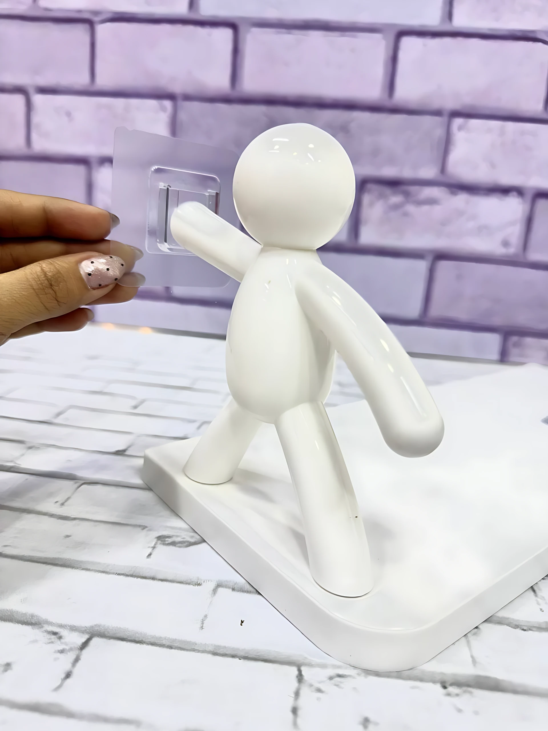 Figura blanca de cerámica con base rectangular, diseñada para organizar objetos pequeños en repisas decorativas.