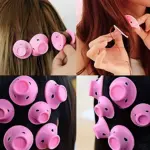Cuatro rizadores de silicona rosa sin calor, mostrando su uso en cabello castaño y rojo, con detalles de textura y forma ergonómica.