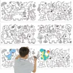 Niño coloreando rollo de dibujo con dinosaurios en escena, mostrando tres diseños distintos con figuras y plantas.