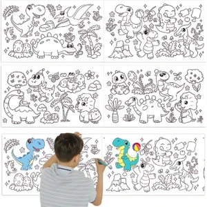 Niño coloreando rollo de dibujo con dinosaurios en escena, mostrando tres diseños distintos con figuras y plantas.