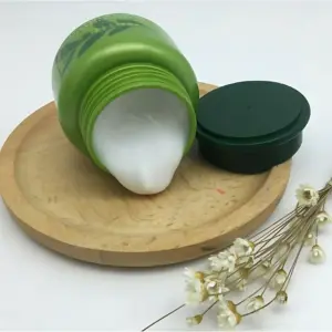 Set de dos cremas hidratantes Té Verde Rorec, presentadas en tarro verde con tapa separada sobre plato de madera, acompañadas de flores secas.
