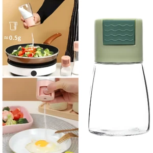 Salero de vidrio con tapa verde y medidor de gramos, mostrando uso en cocina para sazonar vegetales y huevo.