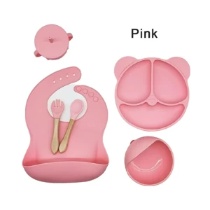 Set alimentación bebé BLW en color rosa, con plato dividido, cubiertos de madera y accesorios incluidos.