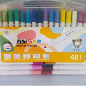 Caja transparente con 48 marcadores acrílicos de colores variados, dispuestos en dos filas horizontales. Etiqueta frontal muestra ilustraciones de uso en tela, madera y papel, junto con iconos de capacidad y resistencia al agua.