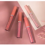 Cuatro labiales mate nude Handaiyan en tonos coral y rosa, dispuestos diagonalmente sobre fondo rosa pálido con detalles de paja decorativa.