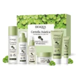 Kit de skincare calmante con Centella Asiática en presentación de seis productos, incluyendo suero, crema, tónico y mascarilla, con envases en tonos verdes y detalles de hojas de centella.
