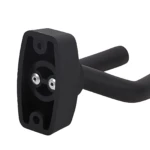 Soporte pared para bajo acolchado en color negro, con acabado mate y diseño ergonómico que protege el mástil. Incluye dos puntos de sujeción metálicos visibles en la parte frontal.