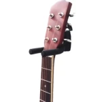 Soporte pared para guitarra con acolchado negro, montado en el mástil de instrumento de madera rojiza, protegiendo el cuello y optimizando espacio en sala.
