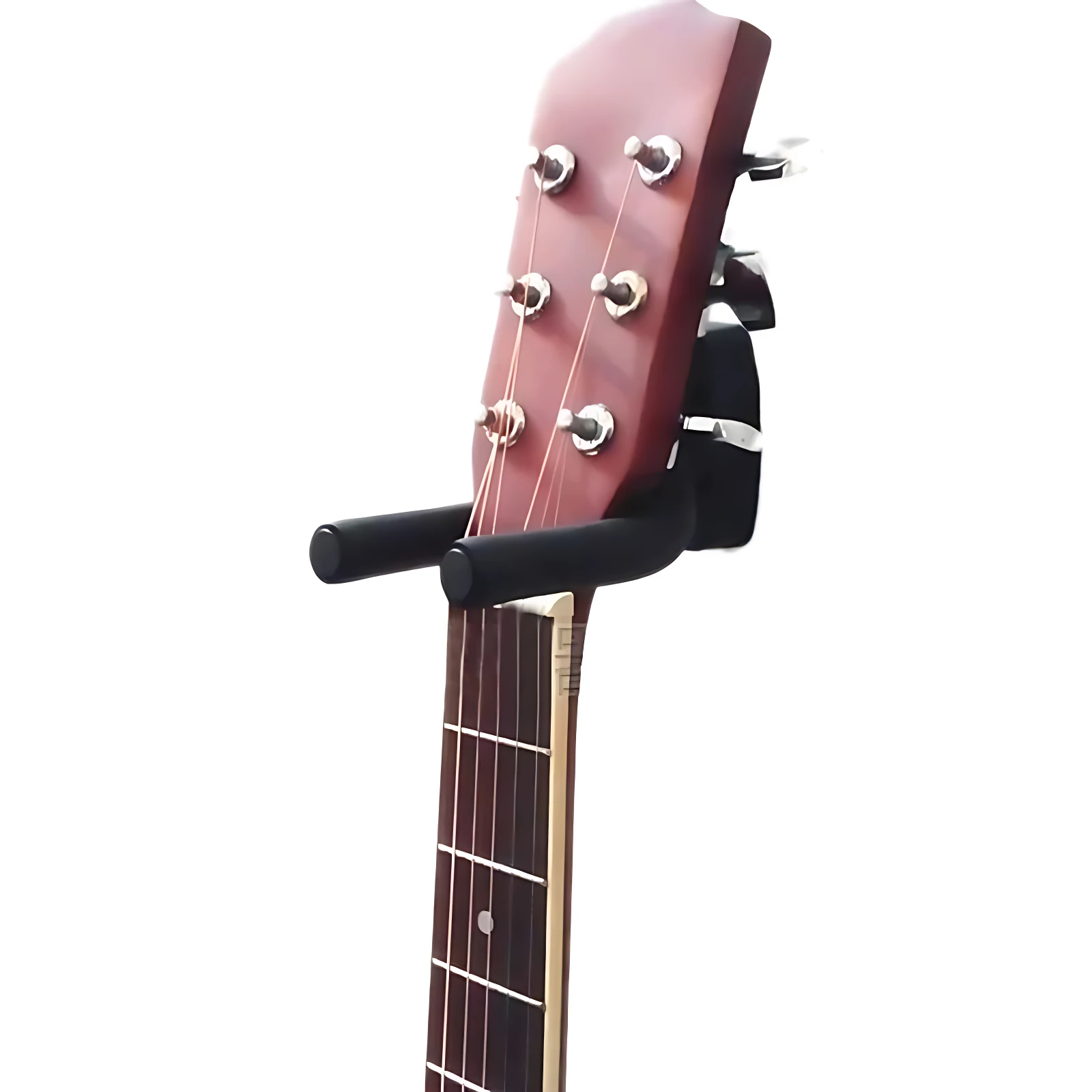 Soporte pared para guitarra con acolchado negro, montado en el mástil de instrumento de madera rojiza, protegiendo el cuello y optimizando espacio en sala.
