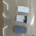 Tablero acrílico transparente magnético para nevera con organizador semanal, incluye marcadores de colores y borrador.