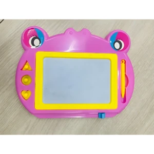 Tablero mágico de dibujo en forma de rana rosa con ojos grandes, pantalla blanca, marco amarillo y accesorios incluidos: lápiz amarillo y botones laterales.