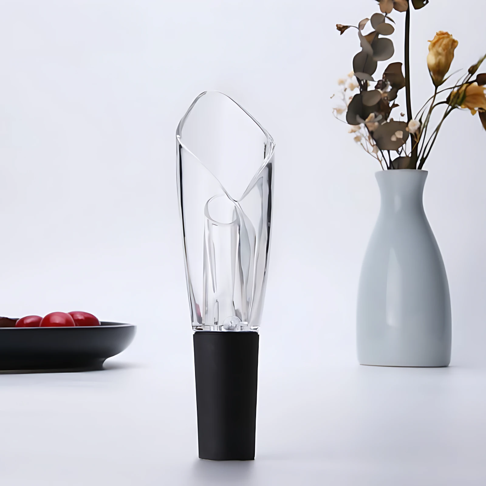 Tapón de vino transparente con base negra, diseñado para filtrar y airear el vino al instante sin derrames.